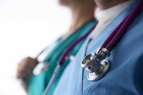 Un protocole de retrait inapproprié, par le professionnel de santé, de l'équipement de protection individuelle (blouse, masque, gants), favorise la propagation de bactéries résistantes aux médicaments Un protocole de retrait inapproprié, par le professionnel de santé, de l'équipement de protection individuelle (blouse, masque, gants), favorise la propagation de bactéries résistantes aux médicaments