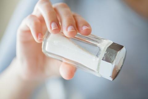 Un apport en sodium plus élevé pourrait plutôt augmenter le risque d’étourdissement. Un apport en sodium plus élevé pourrait plutôt augmenter le risque d’étourdissement.