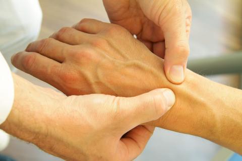 Le talarozole, un médicament expérimental, testé au départ pour le traitement de l'acné, du psoriasis et d'autres troubles de la kératinisation offre un nouvel espoir aux personnes souffrant d'arthrose des mains( Visuel Adobe Stock 26902742) Le talarozole, un médicament expérimental, testé au départ pour le traitement de l'acné, du psoriasis et d'autres troubles de la kératinisation offre un nouvel espoir aux personnes souffrant d'arthrose des mains( Visuel Adobe Stock 26902742)