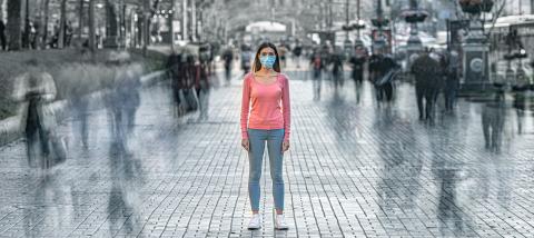 Les masques faciaux réduisent considérablement le risque de propagation de COVID-19, en particulier via les grosses gouttelettes émises avec la parole et la toux (Visuel Adobe Stock 329119752) Les masques faciaux réduisent considérablement le risque de propagation de COVID-19, en particulier via les grosses gouttelettes émises avec la parole et la toux (Visuel Adobe Stock 329119752)