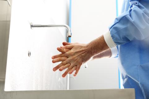 Comme toutes les infections qui se transmettent par gouttelettes, le virus peut se propager par contact entre les mains de personnes infectées et les surfaces fréquemment touchées Comme toutes les infections qui se transmettent par gouttelettes, le virus peut se propager par contact entre les mains de personnes infectées et les surfaces fréquemment touchées