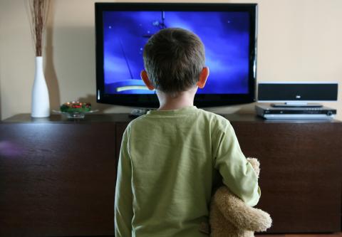 Regarder la télévision et utiliser les écrans est le facteur de mode de vie le plus fortement associé à l'obésité chez l’Enfant Regarder la télévision et utiliser les écrans est le facteur de mode de vie le plus fortement associé à l'obésité chez l’Enfant