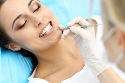 De nos jours, la prothèse fixe est de plus en plus privilégiée car c’est l'option qui apporte le plus au patient un sentiment de dent naturelle (Visuel Fotolia 208438651) De nos jours, la prothèse fixe est de plus en plus privilégiée car c’est l'option qui apporte le plus au patient un sentiment de dent naturelle (Visuel Fotolia 208438651)