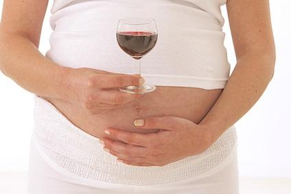 On estime qu’1 femme sur 10 consomme de l’alcool durant sa grossesse (Visuel Fotolia 45398139) On estime qu’1 femme sur 10 consomme de l’alcool durant sa grossesse (Visuel Fotolia 45398139)