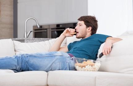 Le grignotage et la prise de collations à base de féculents, riches en pommes de terre notamment, est associée à une augmentation drastique de 50 % du risque de décès et jusqu’à 57 % du risque de décès cardiovasculaire (Visuel Fotolia 636358802) Le grignotage et la prise de collations à base de féculents, riches en pommes de terre notamment, est associée à une augmentation drastique de 50 % du risque de décès et jusqu’à 57 % du risque de décès cardiovasculaire (Visuel Fotolia 636358802)