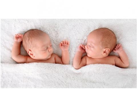 Des jumeaux identiques peuvent partager plus que des gènes identiques. En effet, il y a la génétique et…l’épigénétique. Des jumeaux identiques peuvent partager plus que des gènes identiques. En effet, il y a la génétique et…l’épigénétique.
