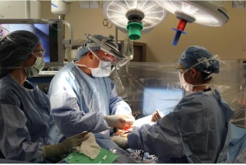 En stabilisant chirurgicalement les côtes fracturées et luxées, il est possible de réduire significativement la douleur et d’améliorer plus rapidement la qualité de vie des patients En stabilisant chirurgicalement les côtes fracturées et luxées, il est possible de réduire significativement la douleur et d’améliorer plus rapidement la qualité de vie des patients