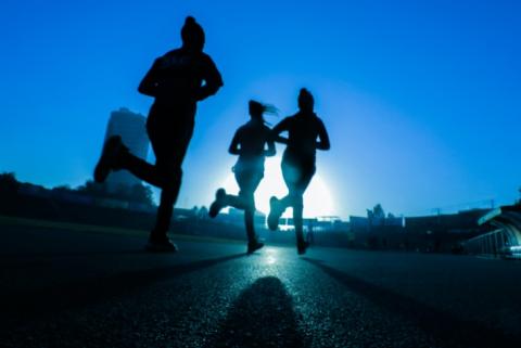 Marcher c'est bien. Mais un exercice plus vigoureux améliore 3 fois plus la condition physique (Visuel Fitsum Admasu) Marcher c'est bien. Mais un exercice plus vigoureux améliore 3 fois plus la condition physique (Visuel Fitsum Admasu)