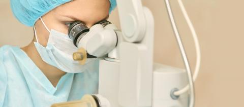 La microchirurgie est une technique complexe et exigeante, qui fait appel à des instruments miniatures, des fils de suture aussi fins qu'un cheveu et des microscopes perfectionnés. La microchirurgie est une technique complexe et exigeante, qui fait appel à des instruments miniatures, des fils de suture aussi fins qu'un cheveu et des microscopes perfectionnés.