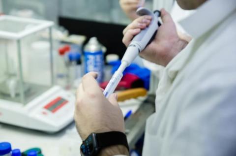Des nanoparticules de ferrite de manganèse-zinc qui sous l’effet d’un champ magnétique vont chauffer, bruler les cellules cancéreuses mais tout en épargnant presque totalement les tissus sains. Des nanoparticules de ferrite de manganèse-zinc qui sous l’effet d’un champ magnétique vont chauffer, bruler les cellules cancéreuses mais tout en épargnant presque totalement les tissus sains.