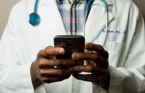 La vie quotidienne est désormais rythmée par les dernières évolutions techniques et le secteur de la santé n’échappe pas à cette tendance, bien au contraire (Visuel NCI- Outreach Manager) La vie quotidienne est désormais rythmée par les dernières évolutions techniques et le secteur de la santé n’échappe pas à cette tendance, bien au contraire (Visuel NCI- Outreach Manager)
