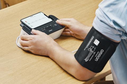 OMRON, leader mondial sur le marché des tensiomètres, lance le COMPLETE, un tensiomètre et moniteur ECG à dérivation unique 2 en 1 pour un dépistage cardiaque à domicile (Visuel Omron) OMRON, leader mondial sur le marché des tensiomètres, lance le COMPLETE, un tensiomètre et moniteur ECG à dérivation unique 2 en 1 pour un dépistage cardiaque à domicile (Visuel Omron)