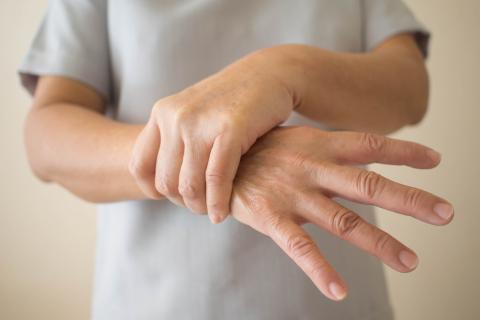Le candidat médicament réduit les mouvements involontaires ou dyskinésies, un effet secondaire courant des traitements. Le candidat médicament réduit les mouvements involontaires ou dyskinésies, un effet secondaire courant des traitements.