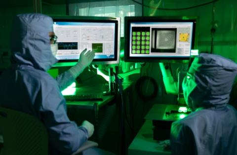 Les MAPs constituent une technologie de pointe basée sur le dépôt de sondes synthétisées à la surface et sous forme de rangées d'infimes gouttelettes, ou « spots » (Visuel Vaxxas) Les MAPs constituent une technologie de pointe basée sur le dépôt de sondes synthétisées à la surface et sous forme de rangées d'infimes gouttelettes, ou « spots » (Visuel Vaxxas)