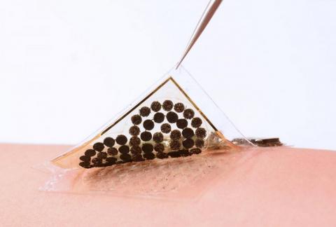 Ce biocapteur intelligent ultra-mince est aussi une interface homme-machine en puissance pour des prothèses de nouvelle génération. Ce biocapteur intelligent ultra-mince est aussi une interface homme-machine en puissance pour des prothèses de nouvelle génération.