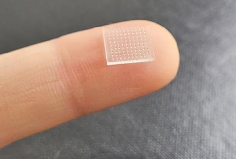 Ce patch vaccinal à micro-aiguilles semble surpasser, en termes d’efficacité, l’injection classique et apporter une meilleure protection qu'un vaccin typique (Visuel Université de Caroline du Nord à Chapel Hill). Ce patch vaccinal à micro-aiguilles semble surpasser, en termes d’efficacité, l’injection classique et apporter une meilleure protection qu'un vaccin typique (Visuel Université de Caroline du Nord à Chapel Hill).