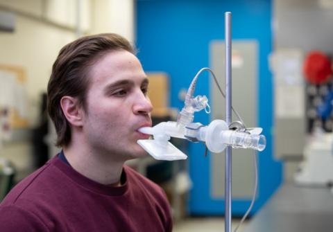 Si les sprays nasaux atteignent principalement le nez et la gorge, les aérosols inhalés contournent le passage nasal et libèrent des gouttelettes de vaccin profondément dans les voies respiratoires (Visuel McMaster University) Si les sprays nasaux atteignent principalement le nez et la gorge, les aérosols inhalés contournent le passage nasal et libèrent des gouttelettes de vaccin profondément dans les voies respiratoires (Visuel McMaster University)