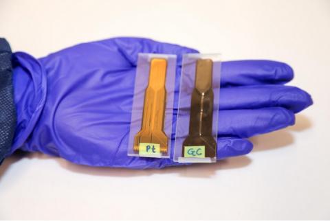 Fabriquée en carbone vitreux et non en métal, l’électrode ne réagit pas à l’IRM Fabriquée en carbone vitreux et non en métal, l’électrode ne réagit pas à l’IRM