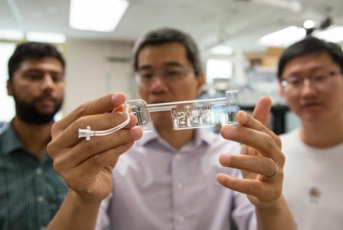 Ce nouveau test COVID à domicile, basé sur la salive, se révèle aussi efficace que la PCR selon cette analyse préliminaire menée à la Penn State (Visuel Kelby Hochreither, Penn State) Ce nouveau test COVID à domicile, basé sur la salive, se révèle aussi efficace que la PCR selon cette analyse préliminaire menée à la Penn State (Visuel Kelby Hochreither, Penn State)