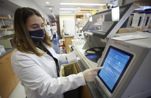 Pourquoi ce risque possible d’infection chez des personnes vaccinées ? (Visuel Matthew Septimus/The Rockefeller University) Pourquoi ce risque possible d’infection chez des personnes vaccinées ? (Visuel Matthew Septimus/The Rockefeller University)
