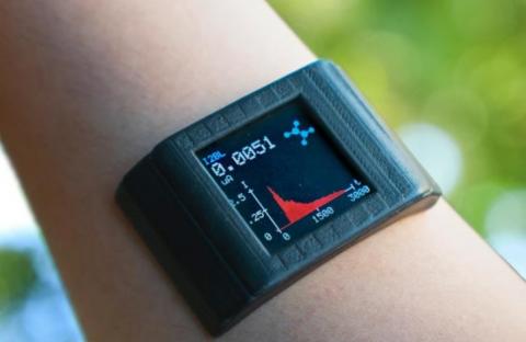 C’est une montre intelligente mais avec un petit quelque chose en plus, ce fameux « adhésif » double face capable de détecter les métabolites et les nutriments présents dans la transpiration corporelle (Visuel Yichao Zhao / UCLA) C’est une montre intelligente mais avec un petit quelque chose en plus, ce fameux « adhésif » double face capable de détecter les métabolites et les nutriments présents dans la transpiration corporelle (Visuel Yichao Zhao / UCLA)