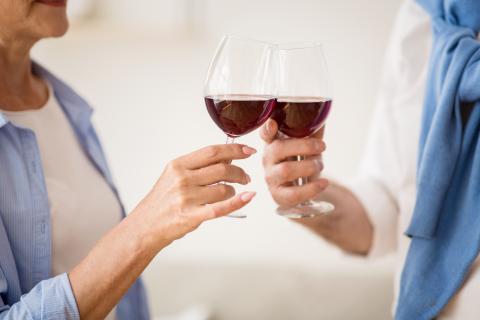 Une consommation d'alcool faible à modérée (soit 1 ou 2 verres par jour) est associée à des trajectoires cognitives significativement plus positives (AdobeStock_291966736) Une consommation d'alcool faible à modérée (soit 1 ou 2 verres par jour) est associée à des trajectoires cognitives significativement plus positives (AdobeStock_291966736)