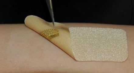 Ce pansement intelligent repose sur des biocapteurs, des dispositifs d'analyse qui associent un composant biologique à un détecteur physico-chimique pour observer et analyser une substance chimique et sa réaction dans le corps. Ce pansement intelligent repose sur des biocapteurs, des dispositifs d'analyse qui associent un composant biologique à un détecteur physico-chimique pour observer et analyser une substance chimique et sa réaction dans le corps.