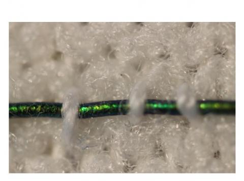 Tissée avec des fibres photoniques qui changent de couleur, cette bande de compression signale, au patient ou au soignant, le niveau de pression Tissée avec des fibres photoniques qui changent de couleur, cette bande de compression signale, au patient ou au soignant, le niveau de pression