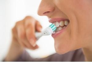 L'antibactérien triclosan est présent dans certains dentifrices car il protège contre la maladie des gencives. L'antibactérien triclosan est présent dans certains dentifrices car il protège contre la maladie des gencives.