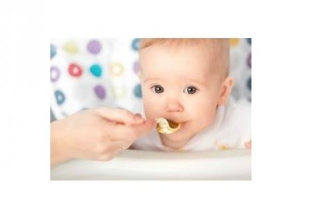 Les bébés nourris avec des aliments solides plus tôt dorment mieux Les bébés nourris avec des aliments solides plus tôt dorment mieux