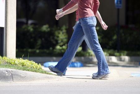 La pratique de la marche réduit le risque de maladie cardiaque, de diabète, de cancer du sein et du côlon et plus globalement le risque de décès prématuré. La pratique de la marche réduit le risque de maladie cardiaque, de diabète, de cancer du sein et du côlon et plus globalement le risque de décès prématuré.