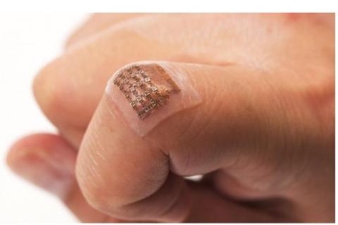 En intégrant la technologie des ultrasons dans le patch, le dispositif est en mesure de capter, de manière non invasive, beaucoup d'autres signaux et d’identifier de nouveaux événements biologiques très en dessous de la surface de la peau En intégrant la technologie des ultrasons dans le patch, le dispositif est en mesure de capter, de manière non invasive, beaucoup d'autres signaux et d’identifier de nouveaux événements biologiques très en dessous de la surface de la peau