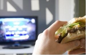 Il existe un lien, dose-dépendant entre le temps passé assis devant la télévision et l’augmentation du risque de cancer colorectal chez les jeunes adultes. Il existe un lien, dose-dépendant entre le temps passé assis devant la télévision et l’augmentation du risque de cancer colorectal chez les jeunes adultes.