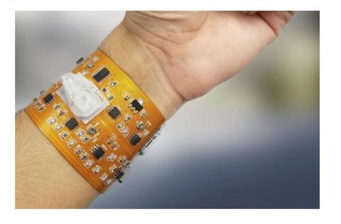 Ce tracker intelligent est capable de signaler les expositions environnementales en plus de suivre les principaux marqueurs de santé Ce tracker intelligent est capable de signaler les expositions environnementales en plus de suivre les principaux marqueurs de santé