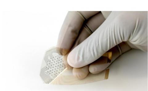 « Avec l’électronique flexible et la miniaturisation, on peut dorénavant imaginer un avenir où le pansement apportera les données de suivi nécessaires au médecin et aux soignants, pour améliorer le traitement, le suivi et les soins de plaies". « Avec l’électronique flexible et la miniaturisation, on peut dorénavant imaginer un avenir où le pansement apportera les données de suivi nécessaires au médecin et aux soignants, pour améliorer le traitement, le suivi et les soins de plaies".