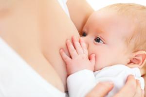 Quel est le protocole à suivre pour l’allaitement maternel dans un contexte de consommation maternelle de substances ?  (Visuel Adobe Stock 100365207)