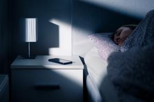 La lumière naturelle atténue la fatigue matinale, la luminothérapie pourrait donc avoir un effet positif sur le réveil (Visuel Adobe Stock 1070526269)