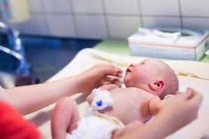 Retarder de 12 heures environ, le premier bain du nouveau-né, ou de 2 heures seulement si la mère refuse d'attendre, permet d’augmenter considérablement les chances d’allaitement maternel