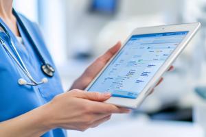Ces infirmières avec l’aide de l’intelligence artificielle (IA) ont permis de développer un nouvel outil permettant à la fois de sauver des vies, donc de meilleurs résultats pour les patients, et de réduire les hospitalisations, donc de meilleurs résultats pour le système de santé (Visuel Adobe Stock 1147929522)