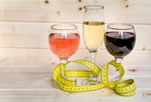 Les gros buveurs en sont relativement conscients, la moitié d’entre eux reconnaissant que l'étiquetage des calories sur les boissons alcoolisées aussi pourrait entraîner un changement, probablement bénéfique, dans leurs habitudes de consommation (Visuel Adobe Stock 135569914)