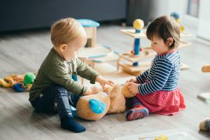 Le rôle du jeu est essentiel dans le développement social de l’Enfant, ce partage avec les amis permettant de réduire le risque de problèmes de santé mentale plus tard dans la vie (Visuel Adobe Stock 135692406).