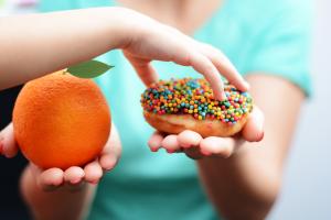 La malbouffe entrave le développement squelettique des enfants (Visuel Adobe Stock 1421777439)