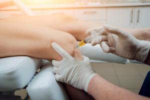 L'étude alerte contre la pratique excessive des injections d'acide hyaluronique, pourtant déconseillée dans le traitement de l'arthrose du genou, depuis 2013 aux Etats-Unis (Visuel Adobe Stock 235689003)