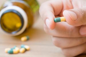 Un nombre croissant de preuves suggère que les opioïdes sont impliqués dans de nombreuses interactions médicamenteuses ignorées la plupart du temps en pratique clinique. 