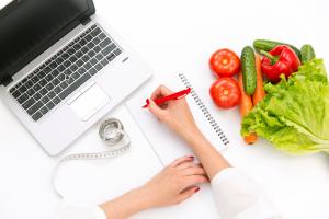 Une alimentation saine est l’une des mesures majeures permettant d’aider à lutter contre la douleur chronique (Visuel Adobe Stock 158523761)
