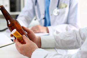 Une injection hebdomadaire de sémaglutide réduit significativement les jours de consommation excessive d'alcool chez des patients obèses en traitement pour un trouble de l'usage de l'alcool (Visuel Adobe Stock 160814219)