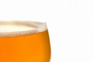 La bière blonde, qu'elle contienne de l'alcool ou non, pourrait favoriser la présence de bonnes bactéries dans le microbiote intestinal (Visuel Adobe Stock 1635028) 