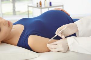 « Les vaccins COVID sont sans danger pour les femmes enceintes et leurs bébés ».(Visuel Adobe Stock 166378361)