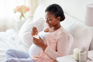Le régime alimentaire de la mère durant la grossesse est aussi in utero celui de l’enfant (Visuel Adobe Stock 179147461)