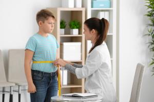 Il existe une forte association entre des évolutions défavorables du rapport tour de taille-taille (un marqueur de l'obésité centrale) durant l'enfance, et l’apparition de troubles cardiométaboliques accru à l'âge de 10 ans (Visuel Adobe Stock 185047841)
